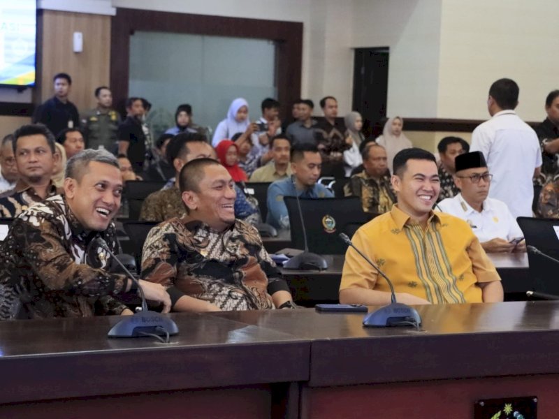 Bupati Luwu Timur, Irwan Bachri Syam, saat menghadiri Rapat Koordinasi (Rakor) Pengolahan Sampah dan Strategi Komunikasi, Informasi, dan Edukasi (KIE) di Ruang Rapat Pimpinan Kantor Gubernur Sulawesi Selatan, Makassar, Kamis (23/04/2026). @Jejakfakta/dok. Humas Pemkab Lutim