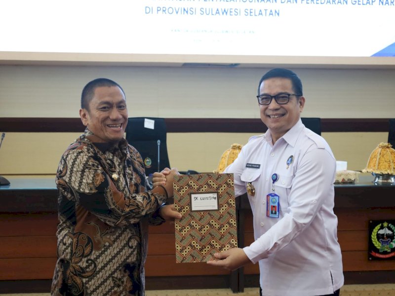  Bupati Luwu Timur, Irwan Bachri Syam, menyerahkan Surat Keputusan (SK) Pembentukan Unit Layanan Terpadu (ULT) Pencegahan, Pemberantasan, Penyalahgunaan, dan Peredaran Gelap Narkotika (P4GN) di Ruang Rapat Pimpinan Kantor Gubernur Sulsel, Makassar, Kamis (23/04/2026). @Jejakfakta/dok. Humas Pemkab Lutim