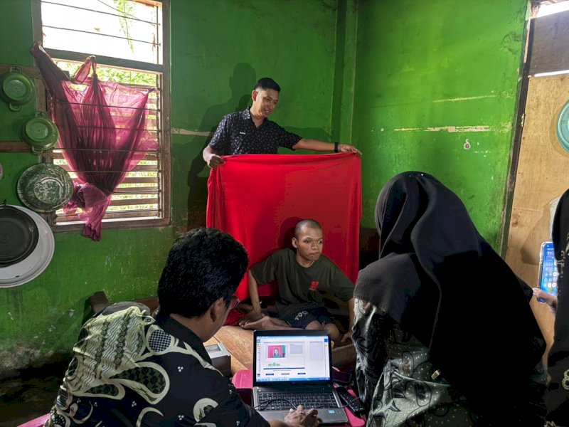 Dukcapil Luwu Timur menghadirkan layanan perekaman foto KTP elektronik (KTP-el) serta pencetakan KTP-el dengan sistem jemput bola langsung ke rumah warga, Kamis (23/04/2026).