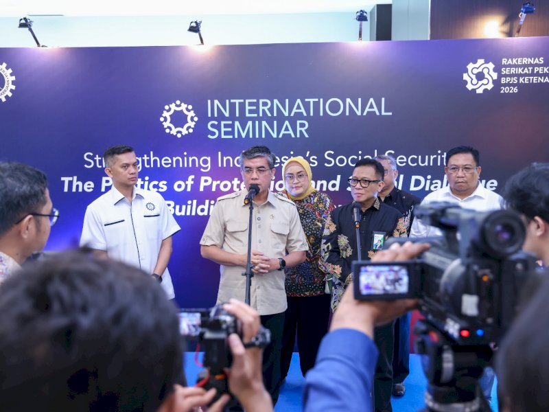 Konferensi pers Menaker Yassierly pada Seminar Strengthening Indonesia&rsquo;s Social Security di Jakarta, Kamis (23/4/2026). @jejakfaktacom/Humas Kemnaker