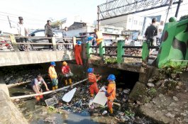 Munafri Gowes Pantau Jumat Bersih, Gerak Cepat Instruksikan Pembersihan Kanal di Mamajang
