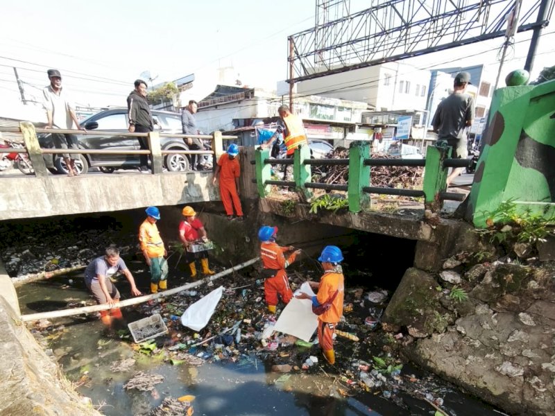 Gerakan Jumat Bersih di kanal kawasan Mamajang,  Jumat (24/4/2026) pagi. @Jejakfakta/dok. Humas Pemkot Makassar