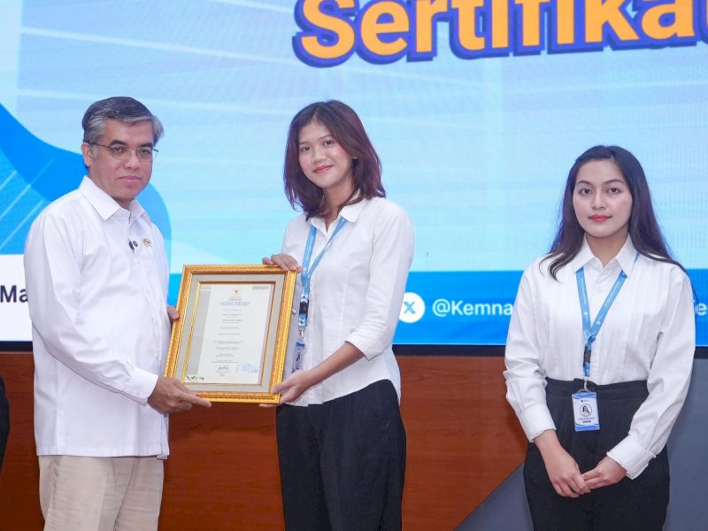 Menteri Ketenagakerjaan Yassierly menyerahkan sertifikat kompetensi pada penutupan Program Pemagangan Nasional Batch I yang diikuti oleh 16.112 peserta pada periode Oktober 2025 hingga April 2026, di Jakarta, Jumat (24/4/2026). @jejakfaktacom/Humas Kemnaker