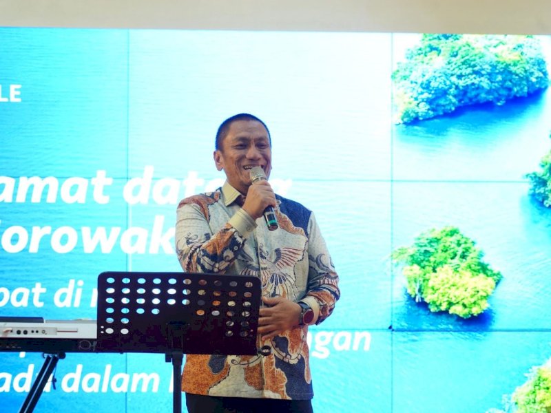 Bupati Luwu Timur, Irwan Bachri Syam, saat menghadiri acara ramah tamah yang digelar di TAB Sorowako, Kecamatan Nuha, Jumat malam (24/04/2026). @Jejakfakta/dok. Humas Pemkab Lutim