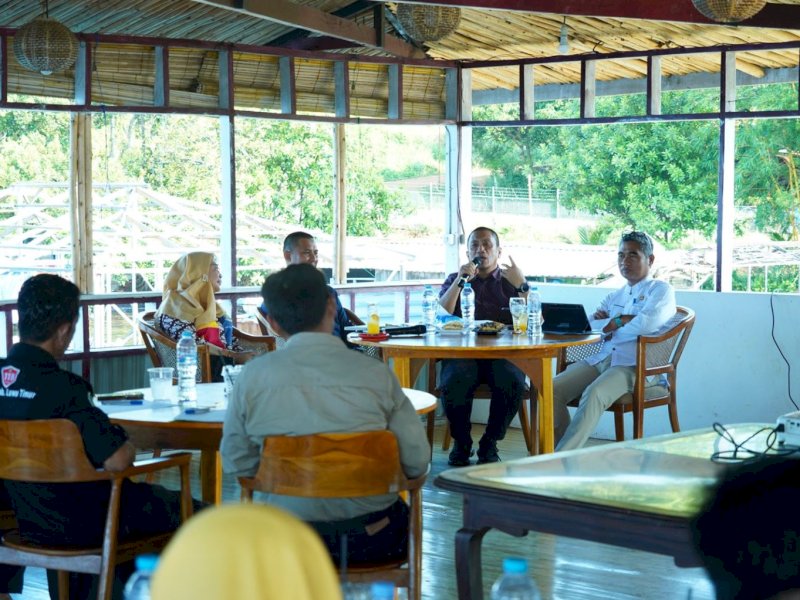 Bupati Luwu Timur, Irwan Bachri Syam, saat rapat koordinasi bersama seluruh kepala puskesmas dan jajaran Dinas Kesehatan guna membahas program prioritas di bidang kesehatan. Kegiatan tersebut berlangsung di Sorowako, Jumat (24/04/2026). @Jejakfakta/dok. Humas Pemkot Makassar