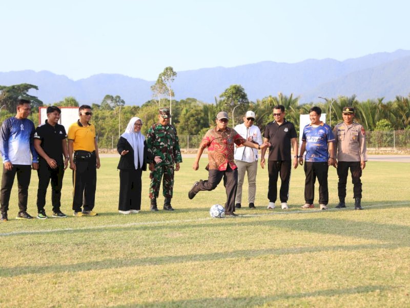 Sekretaris Daerah Luwu Timur, Ramadhan Pirade, mewakili Bupati Luwu Timur, saat membuka Liga Pelajar se-Kabupaten Luwu Timur dalam rangka memeriahkan Hari Jadi ke-23 Kabupaten Luwu Timur, Jumat (24/4/2026). @Jejakfakta/dok. Humas Pemkab Lutim
