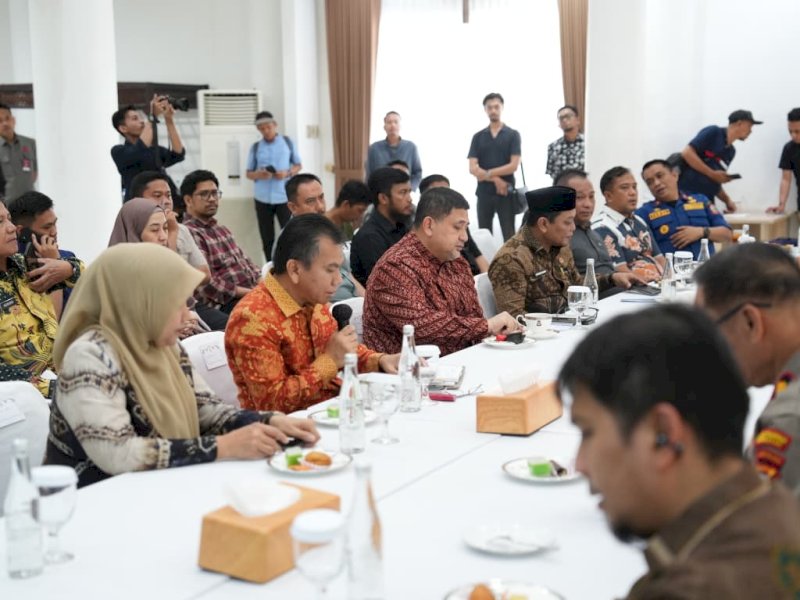 Wali Kota Munafri Arifuddin memimpin rapat koordinasi bersama jajaran Pemerintah Kota dan unsur Forkopimda Kota Makassar guna mematangkan persiapan peringatan Hari Buruh Internasional 2026, Jumat (24/04/2026). @Jejakfakta/dok. Humas Pemkot Makassar