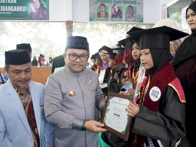 Wakil Bupati Gowa, Darmawangsyah Muin, saat menghadiri Wisuda Santri ke-33 TK-TPA LPPTKA-BKPRMI DPK BKPRMI Bajeng Barat di Pondok Pesantren Sultan Hasanuddin Pattunggalengang, Desa Paraikatte, Kecamatan Bajeng Barat, Minggu (26/4/2026). @Jejakfakta/dok. Humas Pemkab Gowa