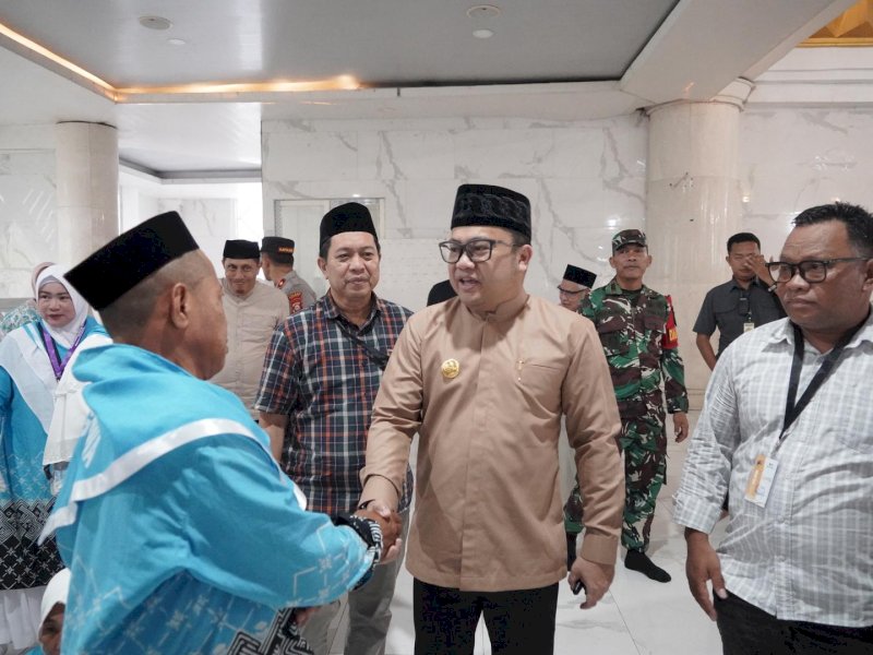 Wakil Bupati Gowa, Darmawangsyah Muin, saat menghadiri pelepasan keberangkatan 343 Jamaah Calon Haji (JCH) Kabupaten Gowa di Masjid Agung Syekh Yusuf, Minggu (26/4/2026). @Jejakfakta/dok. Humas Pemkab Gowa
