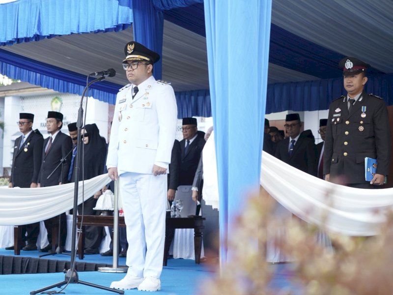 Wakil Bupati Gowa, Darmawangsyah Muin, saat memimpin upacara Hari Otonomi Daerah Tingkat Kabupaten Gowa di Lapangan Upacara Kantor Bupati Gowa, Senin (27/4/2026). @Jejakfakta/dok. Humas Pemkab Gowa