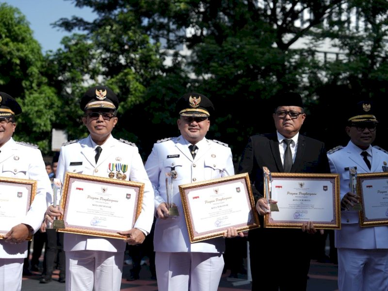 Wali Kota Makassar, Munafri Arifuddin, saat menerima penghargaan nasional pada peringatan Hari Otonomi Daerah (Otda) ke-30 tahun 2026, dalam upacara resmi di Plaza Kementerian Dalam Negeri, Jakarta, Senin (27/4/2026). @Jejakfakta/dok. Humas Pemkot Makassar