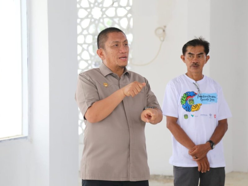 Bupati Luwu Timur, Irwan Bachri Syam, saat meninjau bangunan Masjid Islamic Center Mahalona di Desa Libukan Mandiri, Kecamatan Towuti, Ahad (26/4/2026). @Jejakfakta/dok. Humas Pemkab Lutim