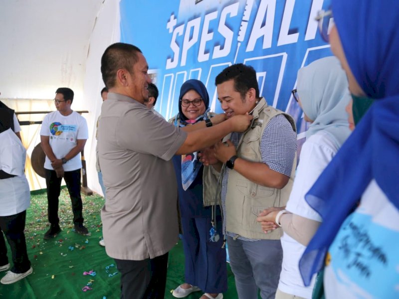 Bupati Luwu Timur, Irwan Bachri Syam, resmi meluncurkan program &ldquo;Spesialis Juara&rdquo;, sebuah inovasi pelayanan dokter spesialis untuk masyarakat di daerah terpencil di halaman Puskesmas Mahalona, Kecamatan Towuti, Ahad (26/4/2026). @Jejakfakta/dok. Humas Pemkab Lutim