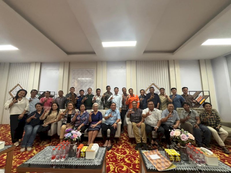 Bupati Luwu Timur, Irwan Bachri Syam, menegaskan dukungan penuh terhadap persiapan kontingen Pesta Paduan Suara Gerejawi (Pesparawi) yang akan berlaga di tingkat nasional pada Juni 2026 mendatang, saat menerima audiensi pengurus dan panitia Lembaga Pengembangan Pesparawi Daerah (LPPD) bersama Kepala Dinas Perdagangan, Koperasi dan UMKM (Disdagkop), Senfry Oktavianus, di Lounge ruang kerja Bupati, Sabtu (25/04/2026). @Jejakfakta/dok. Humas Pemkab Lutim