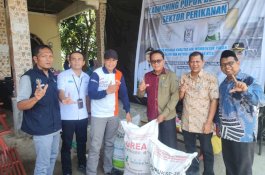 Revitalisasi Sektor Perikanan, Pemkab Lutim Salurkan Pupuk Subsidi untuk 1.163 Petambak