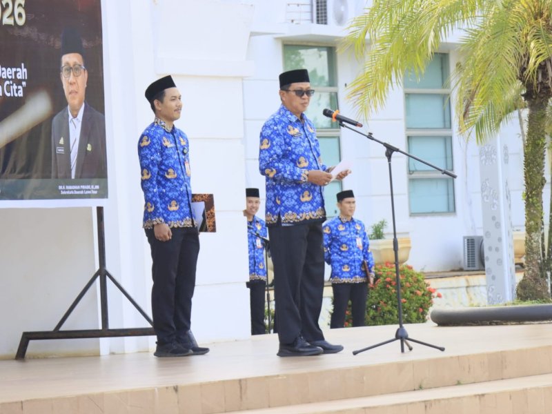 Sekretaris Daerah Luwu Timur, Ramadhan Pirade, bertindak sebagai pembina upacara pada peringatan Hari Otonomi Daerah (Otda) ke-30 Tahun 2026 yang digelar di Halaman Kantor Bupati, Malili, Senin (27/04/2026). @Jejakfakta/dok. Humas Pemkab Lutim