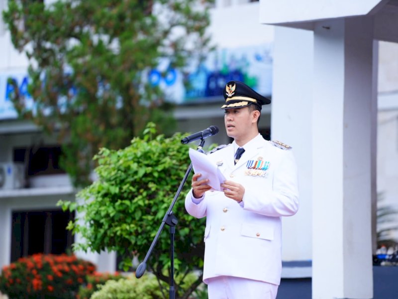 Bupati Pangkep Muhammad Yusran Lalogau (MYL) bertindak selaku inspektur upacara pada peringatan Hari Otonomi Daerah ke-30 di halaman Kantor Bupati Pangkep, Senin (27/4/2026). @jejakfaktacom/Humas Pemda Pangkep