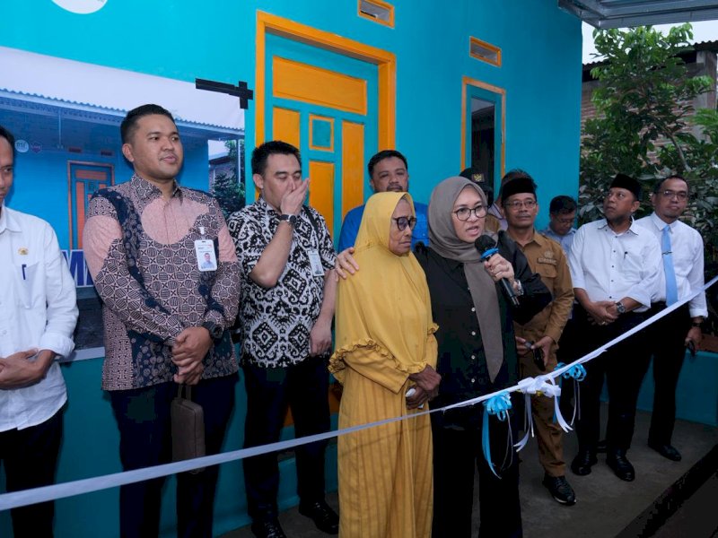 Bupati Gowa, Sitti Husniah Talenrang, saat meresmikan program bantuan rumah layak huni bagi Keluarga Miskin Ekstrem (KME) kerja sama Pemkab Gowa dengan BSI, kepada Zubaedah, warga Desa Bontobiraeng Selatan, Kecamatan Bontonompo, Senin (27/4/2026). @Jejakfakta/dok. Humas Pemkab Gowa