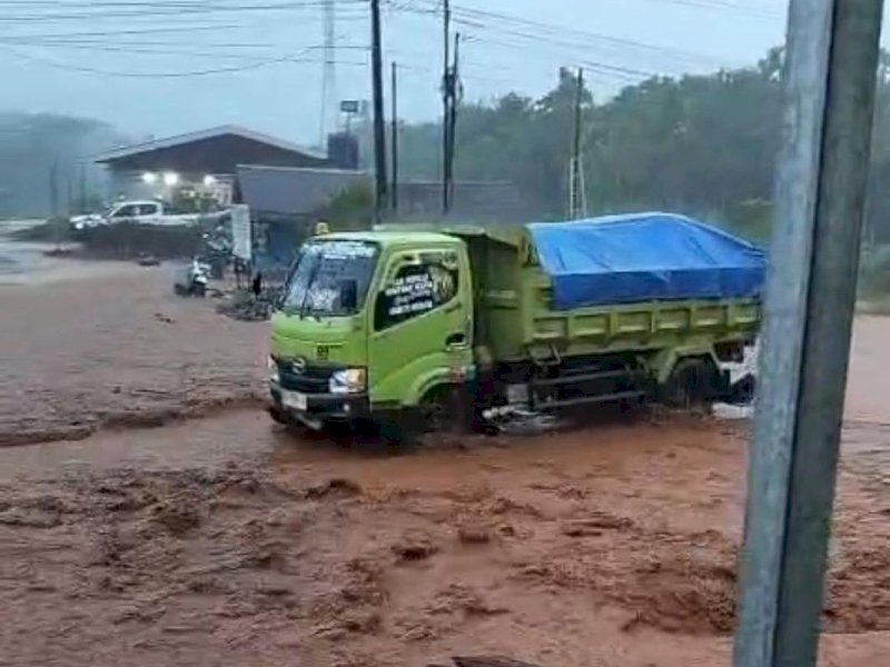 Banjir lumpur kembali menerjang Desa Ussu, Kecamatan Malili, Kabupaten Luwu Timur, Senin (27/4/2026). WALHI Sulsel menilai banjir yang merendam permukiman warga diduga kuat berkaitan dengan aktivitas pertambangan yang berlangsung secara masif di sekitar kawasan Desa Ussu. @Jejakfakta/dok. Istimewa