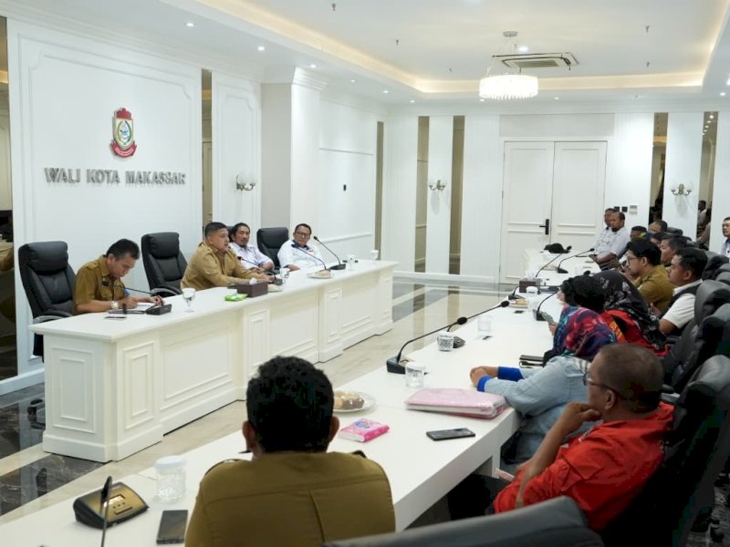 Wali Kota Makassar, Munafri Arifuddin, saat menerima audiensi Asosiasi Pengusaha Indonesia (Apindo) serta sejumlah serikat pekerja/buruh Kota Makassar dalam rangka memperingati Hari Buruh Internasional di Balai Kota Makassar, Selasa (28/4/2026). @Jejakfakta/dok. Humas Pemkot Makassar