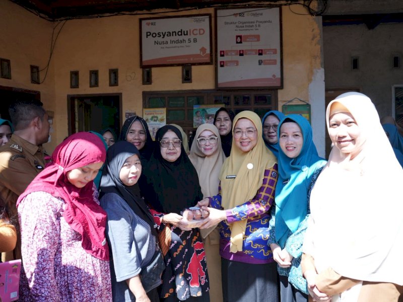 Ketua Tim Penggerak (TP) PKK Kota Makassar, Melinda Aksa, melakukan kunjungan ke Posyandu ICD Nusa Indah 5B yang berlokasi di Kelurahan Rappokalling, Kecamatan Tallo, Selasa (28/4/2026). @Jejakfakta/dok. Humas Pemkot Makassar