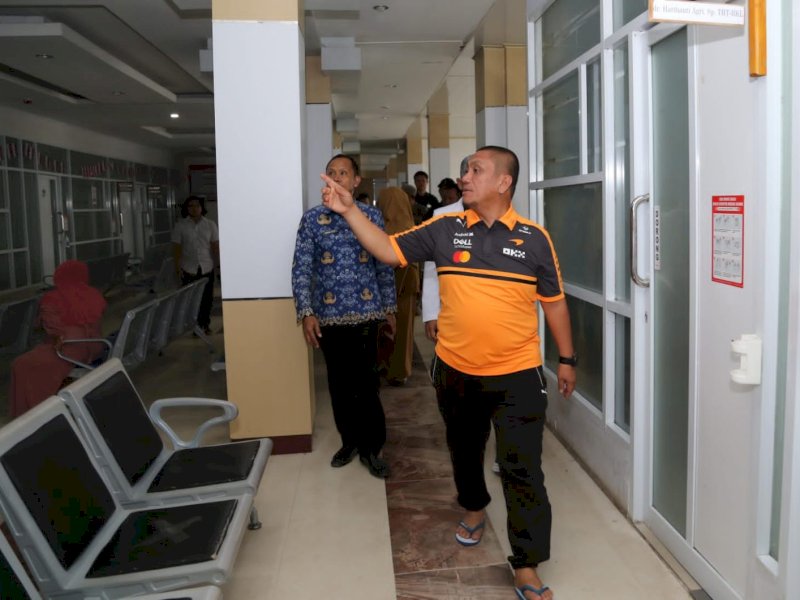 Bupati Luwu Timur, Irwan Bachri Syam, saat meninjau pembangunan dan renovasi Rumah Sakit Umum Daerah (RSUD) I Lagaligo di Kecamatan Wotu, Senin (27/4/2026). @Jejakfakta/dok. Humas Pemkab Lutim