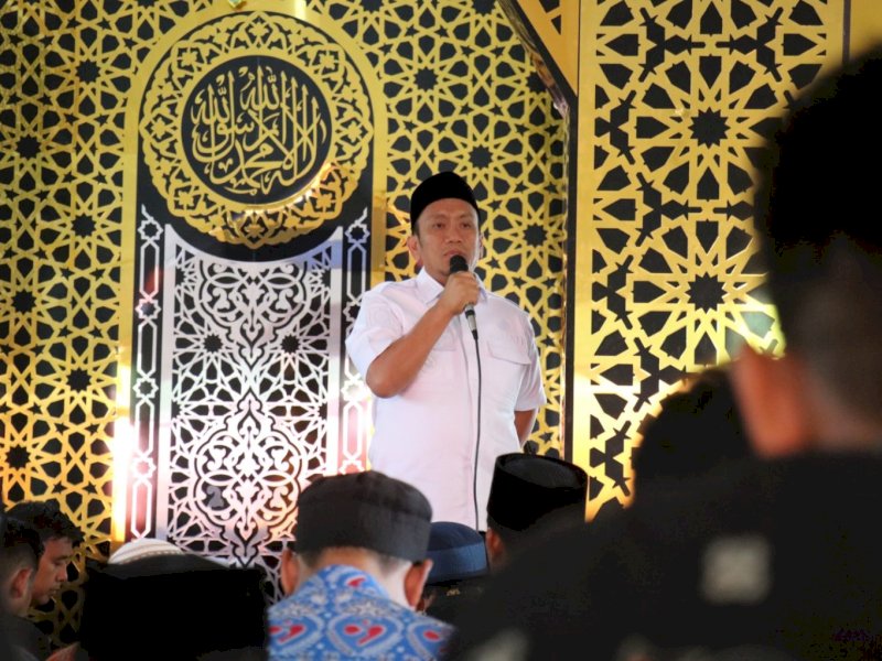 Bupati Luwu Timur, Irwan Bachri Syam, saat menyampaikan sambutan di Masjid Amirul Mu&rsquo;minin, Kompleks DPRD Luwu Timur, Desa Puncak Indah, Kecamatan Malili, Selasa (28/4/2026). @Jejakfakta/dok. Humas Pemkab Lutim