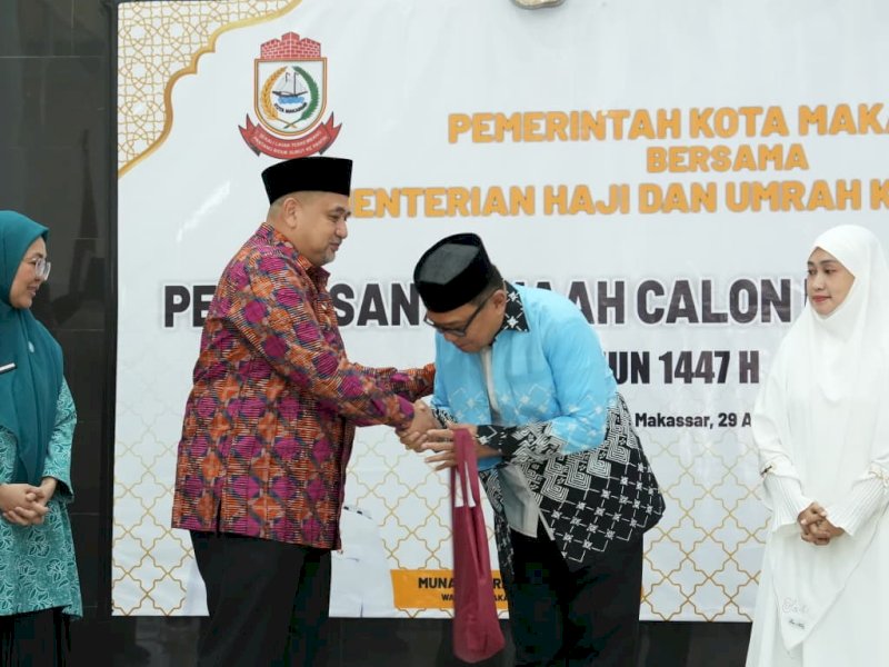 Wali Kota Makassar, Munafri Arifuddin, melepas Jemaah Calon Haji (JCH) Kota Makassar 1447 Hijriah/2026 Masehi di Rumah Jabatan Wali Kota, Baruga Anging Mammiri, Rabu (29/4/2026). @Jejakfakta/dok. Humas Pemkot Makassar