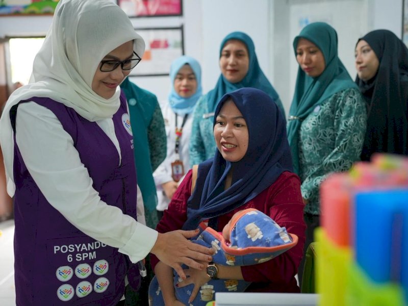 Ketua TP PKK Kabupaten Gowa, Andi Tenri Indah Darmawangsyah saat menghadiri peringatan yang digelar di Posyandu Matahari Rindam XIV Hasanuddin, Pakatto, Kecamatan Bontomarannu, Rabu (29/4/2026). @Jejakfakta/dok. Humas Pemkab Gowa