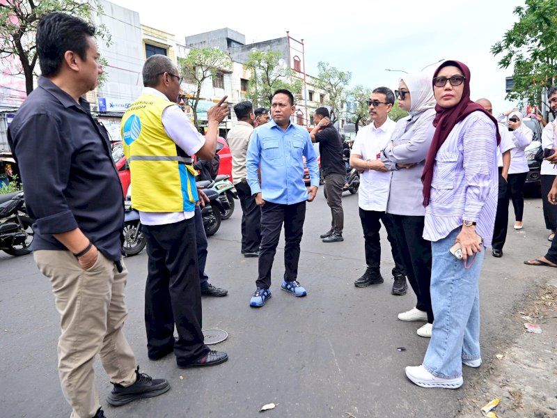 Plt Direktur Utama Perumda Air Minum Kota Makassar, Andi Syahrum Makkuradde bersama Komisi B DPRD Makassar turun langsung meninjau sejumlah titik vital jaringan distribusi, termasuk connecting valve di Jalan Ahmad Yani dan Jalan Pongtiku, Rabu (29/4/2026). @Jejakfakta/dok. Humas Pemkot Makassar