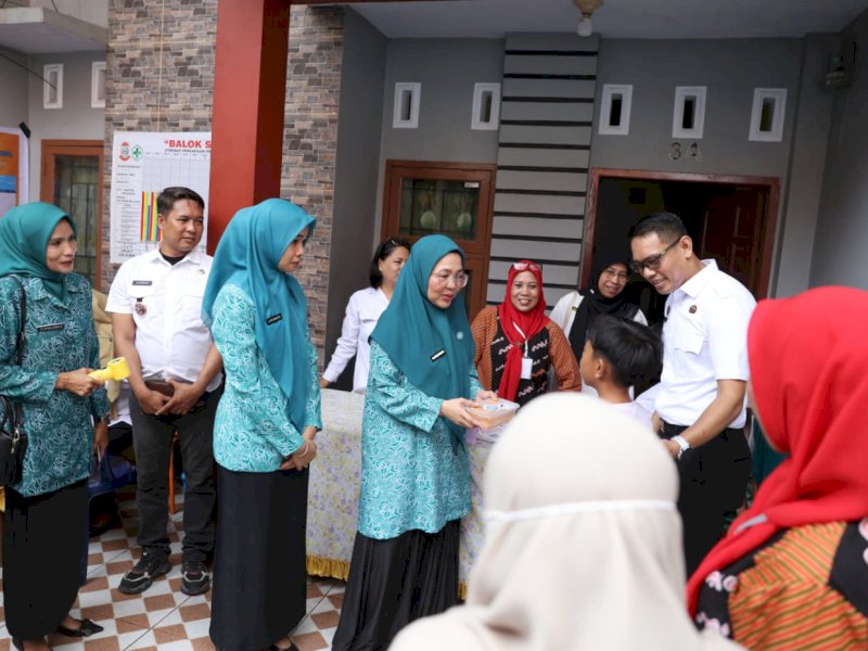 Ketua Tim Penggerak (TP) PKK Kota Makassar, Melinda Aksa, turun langsung menyambangi sejumlah posyandu, Rabu (29/4/2026). @Jejakfakta/dok. Humas Pemkot Makassar 