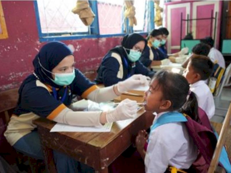 Ratusan anak melakukan pemeriksaan kesehatan gigi dipusatkan di SDN Kodingareng, dalam kegiatan bakti sosial Community Dental Service (CDS) bertajuk &ldquo;Sailing for Smiling&rdquo; yang digelar pada Rabu (29/4/2026). @Jejakfakta/dok. Istimewa
