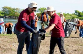 Bersih-Bersih Pantai Akkarena, 306 Kg Sampah Diangkat: Bukti Nyata Kolaborasi Jaga Pesisir Makassar