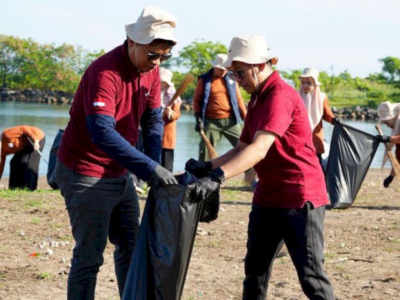 PT Gowa Makassar Tourism Development Tbk. (GMTD) bersama pemerintah dan masyarakat menggelar aksi bersih-bersih di Pantai Akkarena pada hari Kamis, (30/4/2026). Aksi ini berhasil mengumpulkan 306 kilogram sampah dari kawasan pesisir. @Jejakfakta/dok. Istimewa