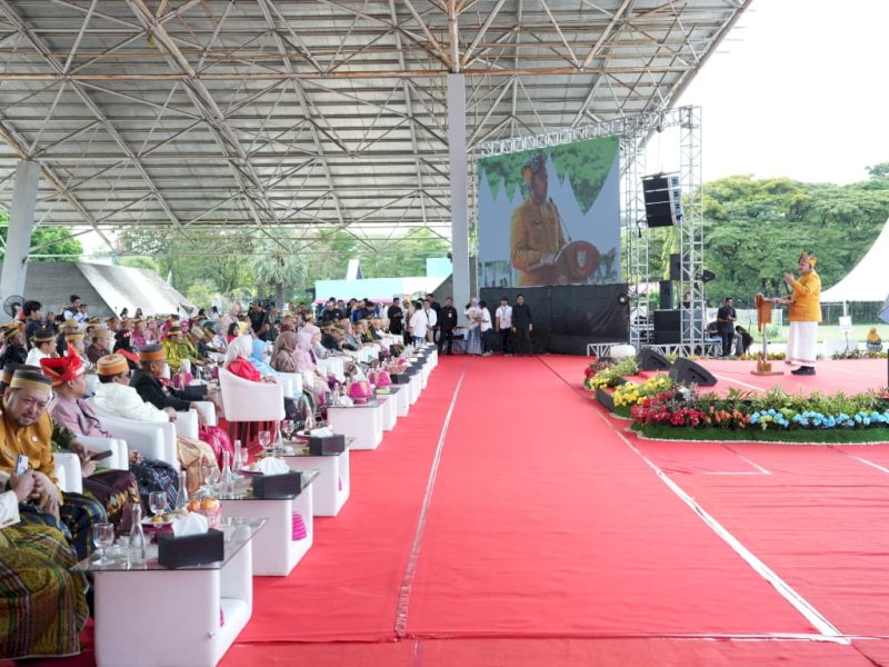 Wali Kota Makassar, Munafri Arifuddin membacakan sambutan resmi Menteri Pendidikan Dasar dan Menengah dalam upacara bendera peringatan Hari Pendidikan Nasional yang dilaksanakan di Lapangan Karebosi, Sabtu (2/5/2026). @Jejakfakta/dok. Humas Pemkot Makassar