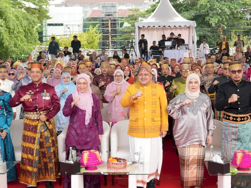 Wali Kota Makassar, Munafri Arifuddin, bersama Wakil Wali Kota Makassar, Aliyah Mustika Ilham, saat menghadiri upacara Hardiknas di Lapangan Karebosi, Sabtu (2/5/2026). @Jejakfakta/dok. Humas Pemkot Makassar