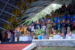 Bupati Pangkep Pimpin Upacara Hardiknas 2026, Peserta Kenakan Pakaian Adat