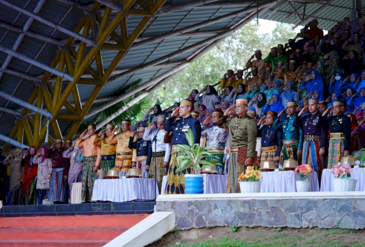 Bupati Pangkep Pimpin Upacara Hardiknas 2026, Peserta Kenakan Pakaian Adat