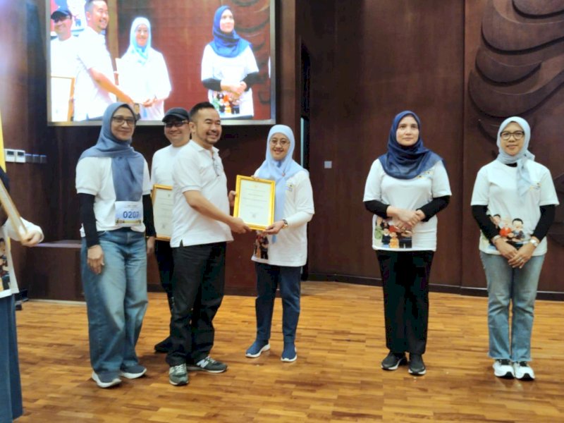 Penghargaan diserahkan Plt Direktur Jenderal Penanggulangan Penyakit, dr. Andi Saguni, diterima langsung Kepala Dinas Kesehatan Pangkep, pada Acara Puncak Peringatan Pekan Imunisasi Dunia(PID) Tahun 2026, di Balai Sidang, FKM UI, Kota Depok Jawa Barat, Sabtu (2/5/2026). @jejakfaktacom/Istimewa
