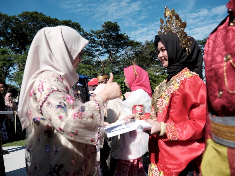 Bupati Gowa, Sitti Husniah Talenrang, saat memberikan penghargaan pemenang Lomba Menulis Surat untuk Bupati Gowa pada peringatan Hari Pendidikan Nasional (Hardiknas) Tingkat Kabupaten Gowa Tahun 2026 di Lapangan Upacara Kantor Bupati Gowa, Senin (4/5/2026). @Jejakfakta/dok. Humas Pemkab Gowa