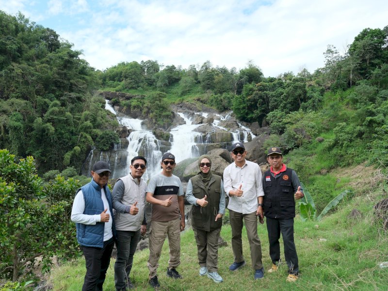 Bupati Gowa, Sitti Husniah Talenrang, menyambangi Wisata Air Terjun Depa yang dikenal sebagai salah satu destinasi alam favorit pada Minggu (3/5/2026). @Jejakfakta/dok. Humas Pemkab Gowa