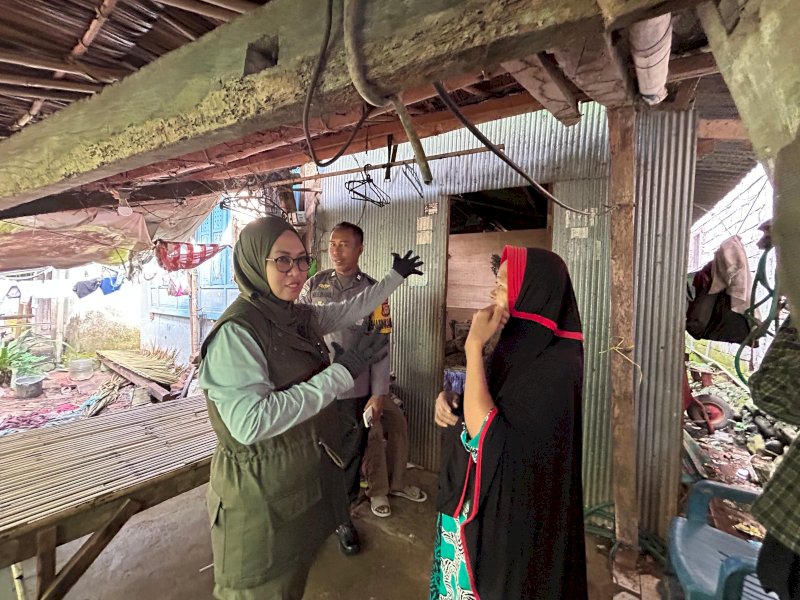 Bupati Gowa, Sitti Husniah Talenrang, melakukan kunjungan ke keluarga miskin ekstrem (KME) di Desa Borongloe, Kecamatan Bontomarannu, Minggu (3/5/2026). @Jejakfakta/dok. Humas Pemkab Gowa