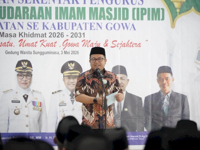 Wakil Bupati Gowa, Darmawangsyah Muin, saat memberikan sambutan pada pelantikan pengurus tingkat kecamatan Ittihad Persaudaraan Imam Masjid se-Kabupaten Gowa masa khidmat 2026&ndash;2031 di Gedung Wanita Sungguminasa, Minggu (3/5/2026). @Jejakfakta/dok. Humas Pemkab Gowa