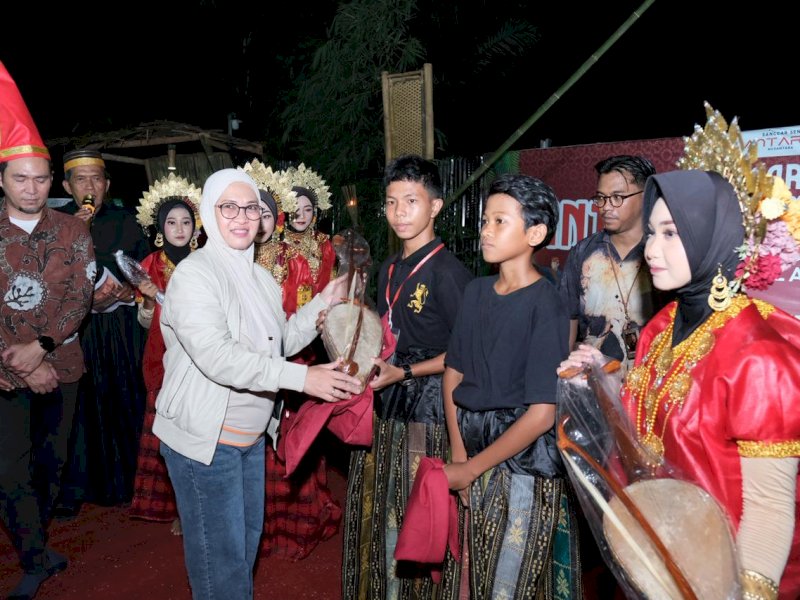 Bupati Gowa, Sitti Husniah Talenrang, saat menghadiri pembukaan Sekolah Sinrilik Angkatan I di Sanggar Bakti Antara Nusantara, Desa Maccini Baji, Kecamatan Bajeng, Sabtu (2/5/2026). @Jejakfakta/dok. Humas Pemkab Gowa