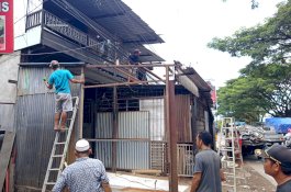 Warga Bongkar Sendiri Lapak 10 Tahun di Atas Drainase, Sinyal Baru Kesadaran Kota Makassar