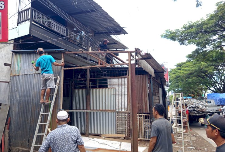 Warga Bongkar Sendiri Lapak 10 Tahun di Atas Drainase, Sinyal Baru Kesadaran Kota Makassar