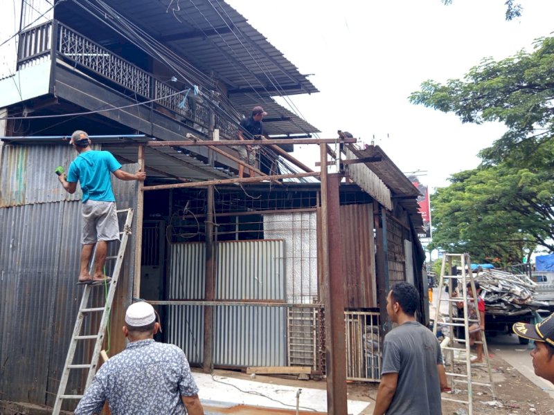 Sejumlah Pedagang Kaki Lima (PKL) secara sukarela membongkar lapak mereka yang selama lebih dari 10 tahun berdiri di atas saluran drainase, di RW 05 Tamala&rsquo;lang, Kelurahan Parangloe,  Senin (4/5/2026). @Jejakfakta/dok. Humas Pemkot Makassar