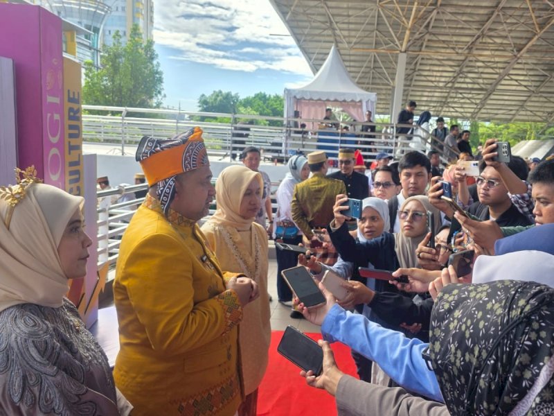 Wali Kota Makassar, Munafri Arifuddin, bersama Wakil Wali Kota Aliyah Mustika Ilham, memberikan keterangan pers usai Pengukuhan relawan Tim Aksi Pengembalian Anak Tidak Sekolah tersebut telah dilaksanakan di Lapangan Karebosi, Sabtu (2/5/2026), bertepatan dengan peringatan Hari Pendidikan Nasional (Hardiknas). @Jejakfakta/dok. Humas Pemkot Makassar