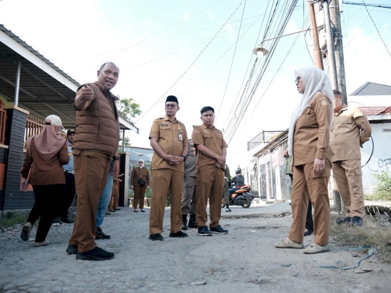 Bupati Gowa, Sitti Husniah Talenrang, turun langsung meninjau rencana pengaspalan pada Senin (4/5/2026). Peninjauan difokuskan di dua titik, yakni Jalan Dirgantara di Kelurahan Mangalli serta ruas Jalan Benteng Somba Opu di Desa Jenetallasa. @Jejakfakta/dok. Humas Pemkab Gowa