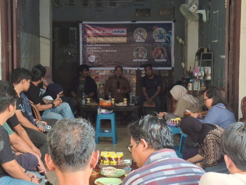 Diskusi ketenagakerjaan 'Jurnalis Juga Buruh: Profesi Penting, Karier Genting, yang diselenggarakan Aliansi Jurnalis Independen (AJI) di Sekretariat AJI Makassar, Senin (4/5/2026). @Jejakfakta/dok. Istimewa